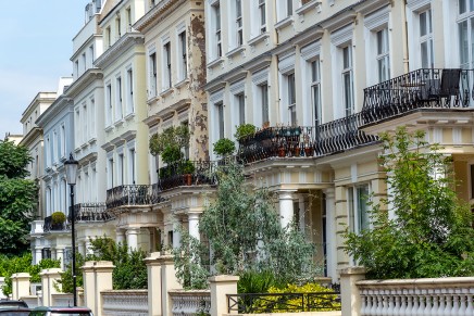 Overseas property buyers dominate prime London market